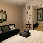 Le Noir, A Private Bedroom With A Private Entrance - Shared Bathroom