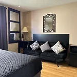 Le Noir, A Private Bedroom With A Private Entrance - Shared Bathroom