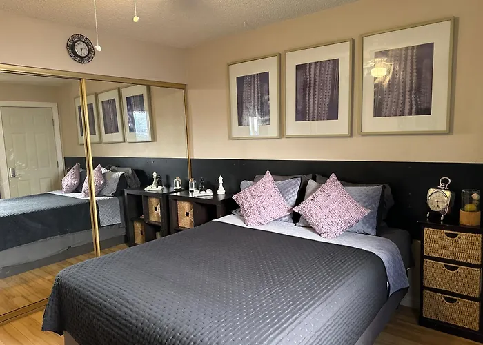 Le Noir, A Private Bedroom With A Private Entrance - Shared Bathroom