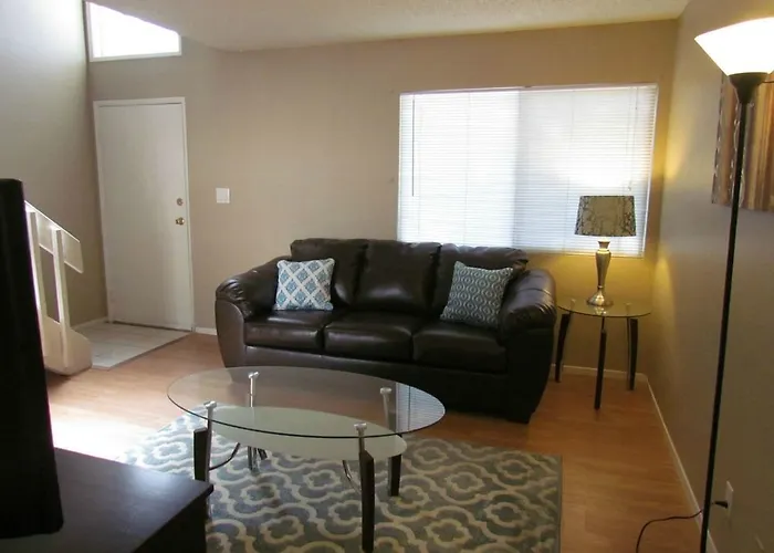 Townhouse 8 Minutes To Strip