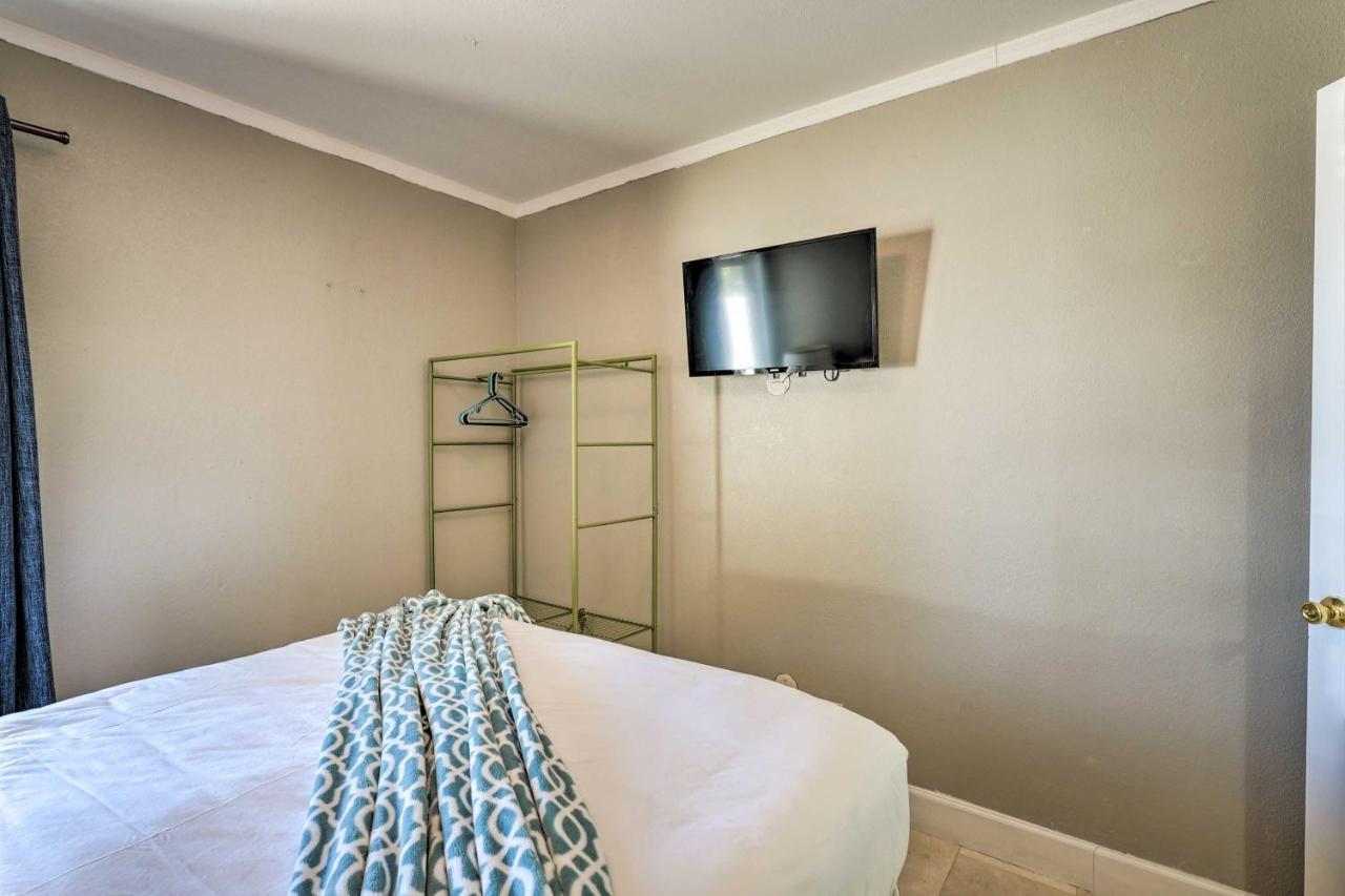 Vegas Getaway With Patio About 3 Mi To Strip! Holiday home Las Vegas