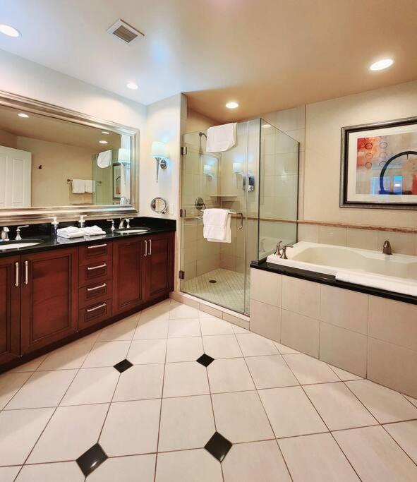 Apartment The Signature At Mgm Condo! Stunning Strip Views & No Fees!