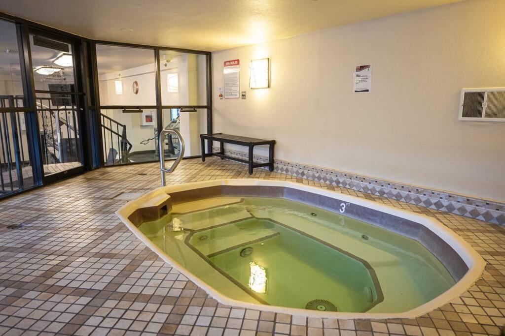 Penthouse On The Strip - 2bd/2ba