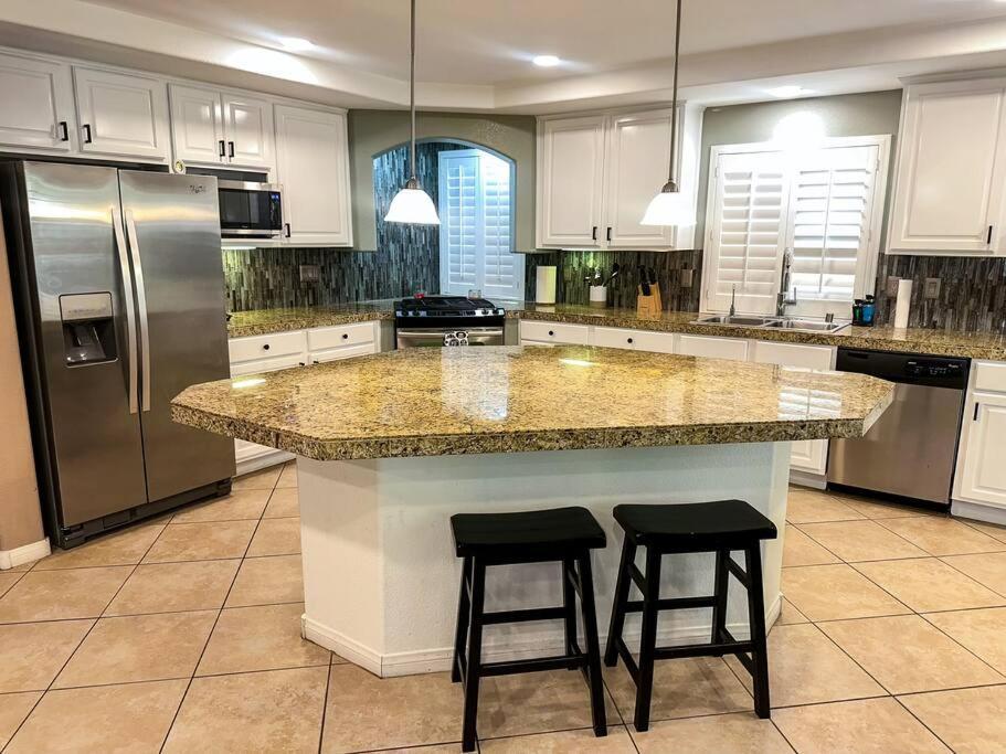 Spacious 4-bed Family Retreat Wifi & Parking