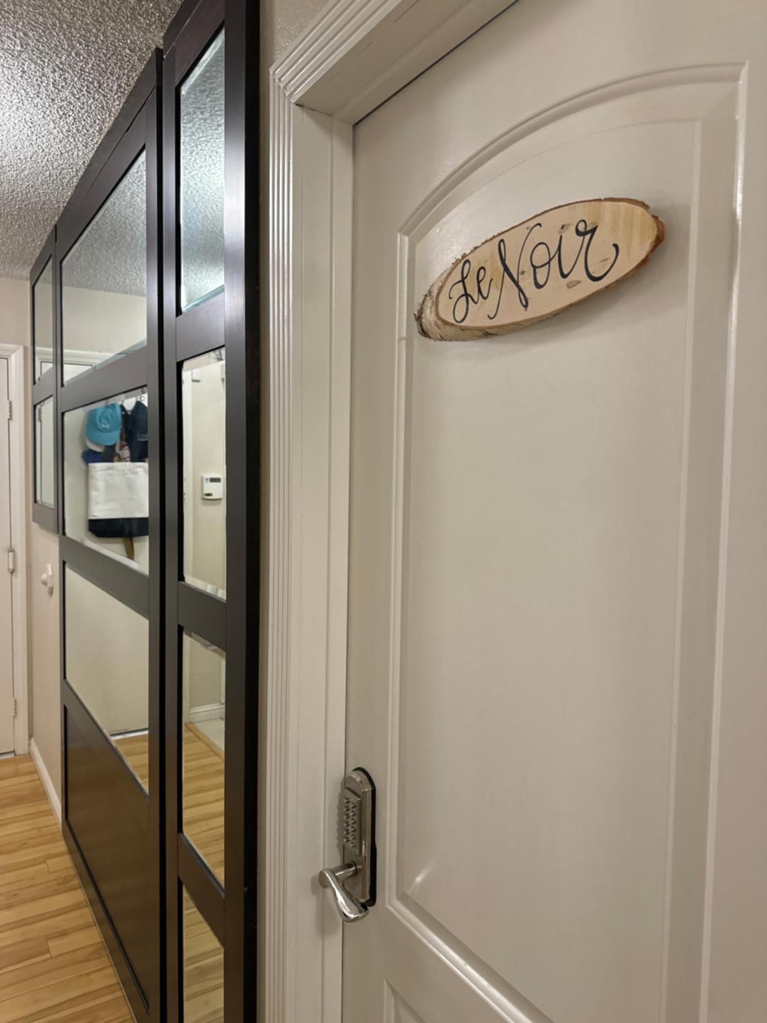 Le Noir, A Private Bedroom With A Private Entrance - Shared Bathroom * Las Vegas