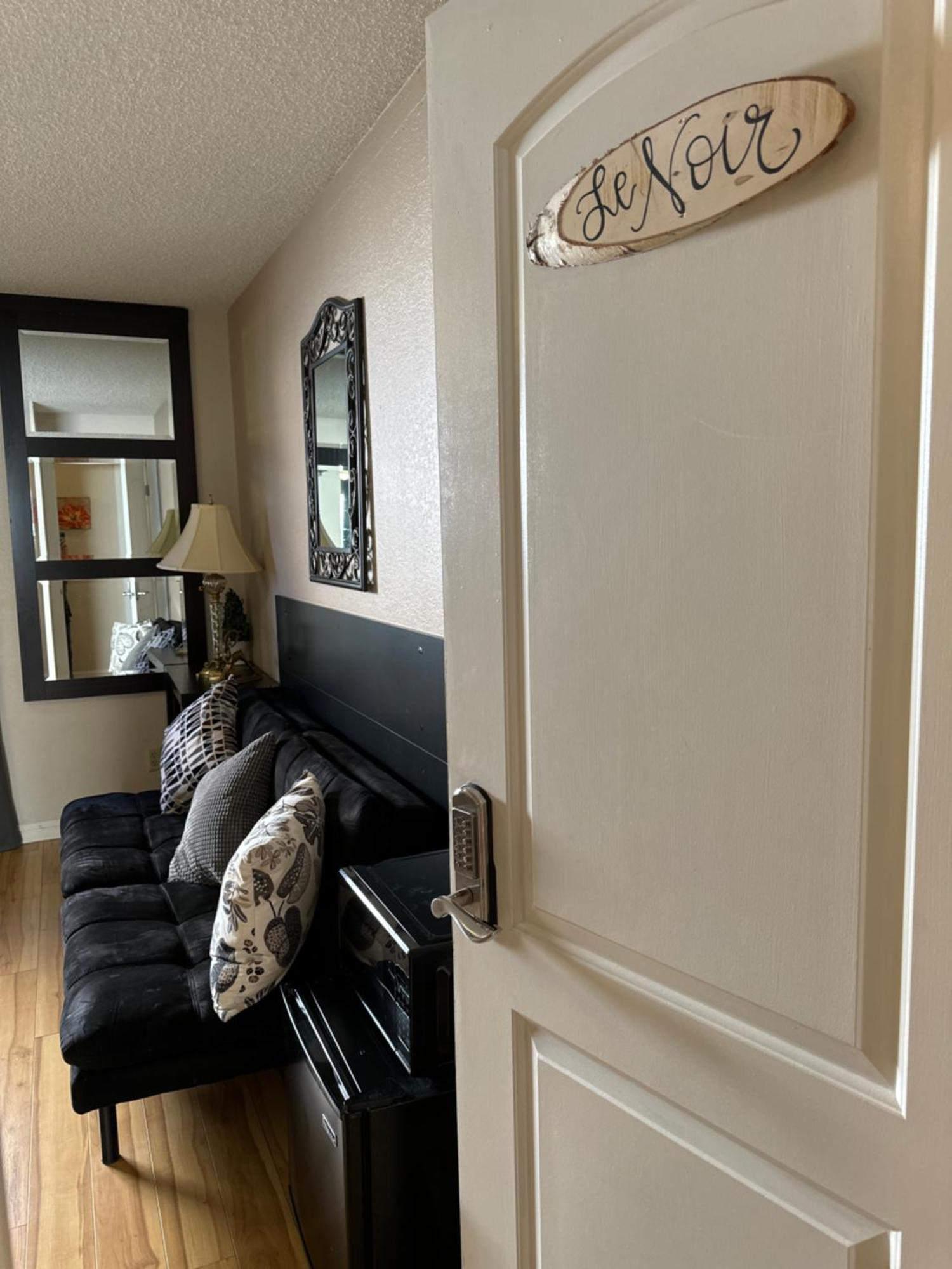 Homestay Le Noir, A Private Bedroom With A Private Entrance - Shared Bathroom