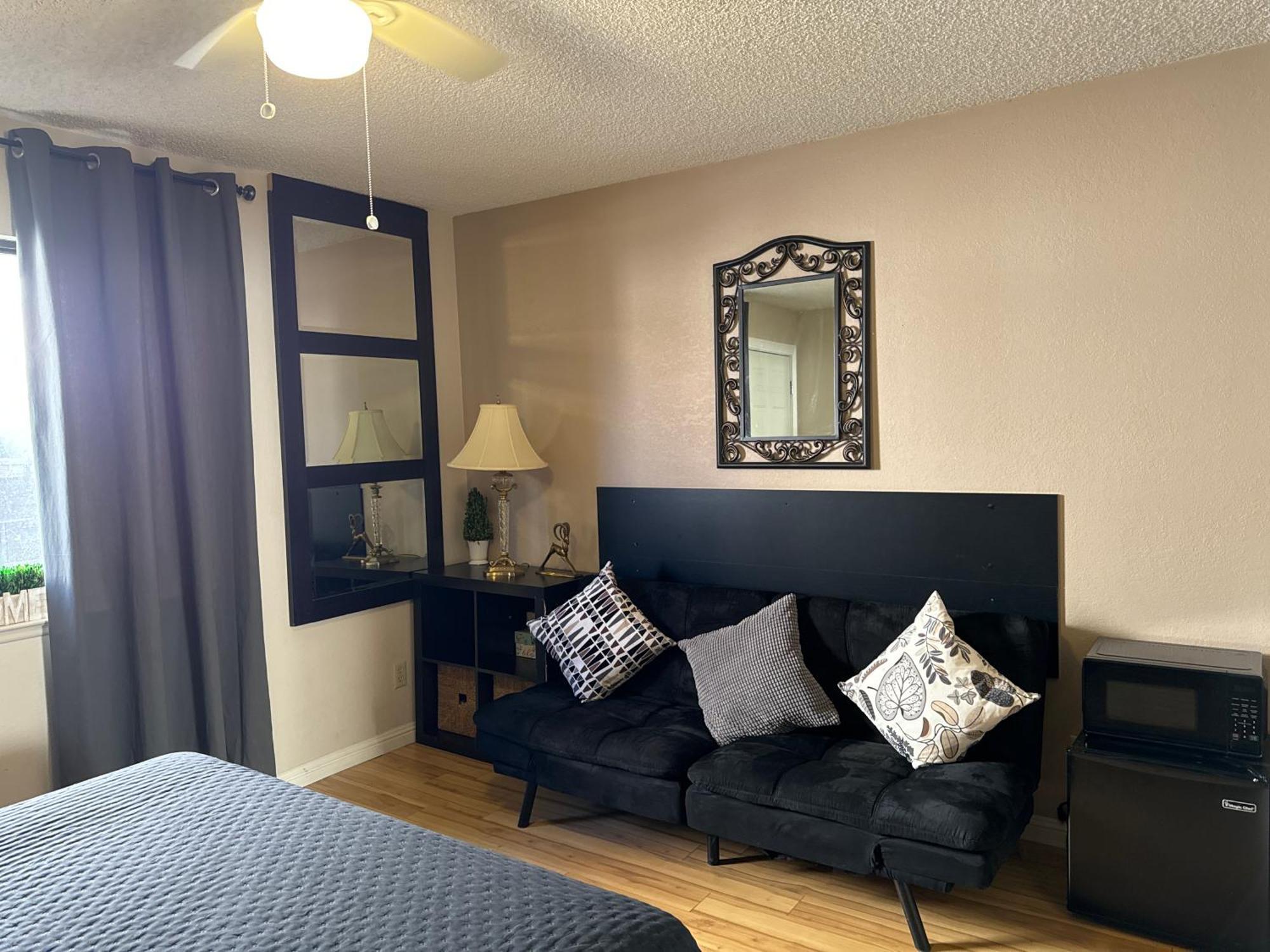 Le Noir, A Private Bedroom With A Private Entrance - Shared Bathroom Homestay Las Vegas
