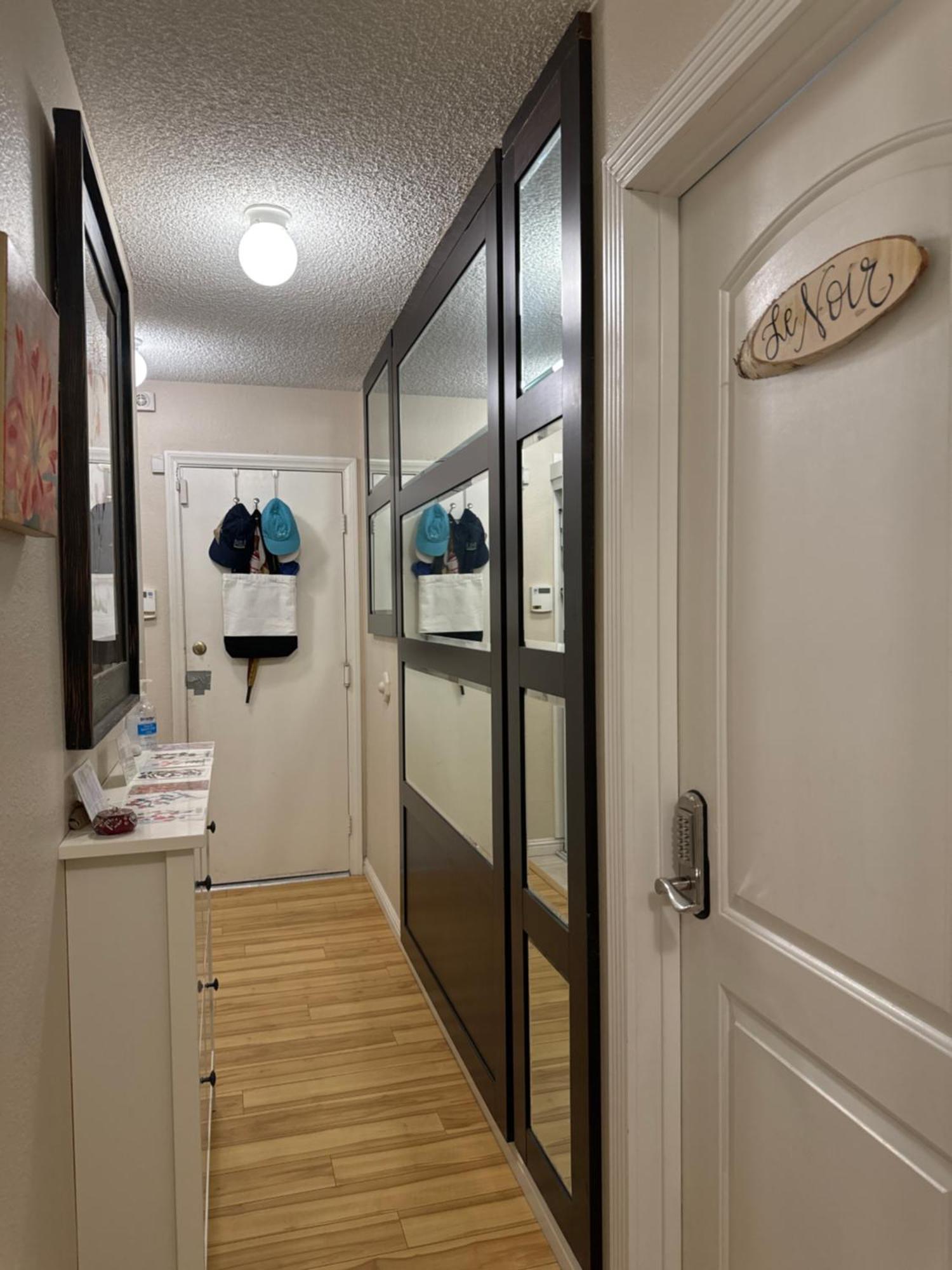 Le Noir, A Private Bedroom With A Private Entrance - Shared Bathroom Homestay