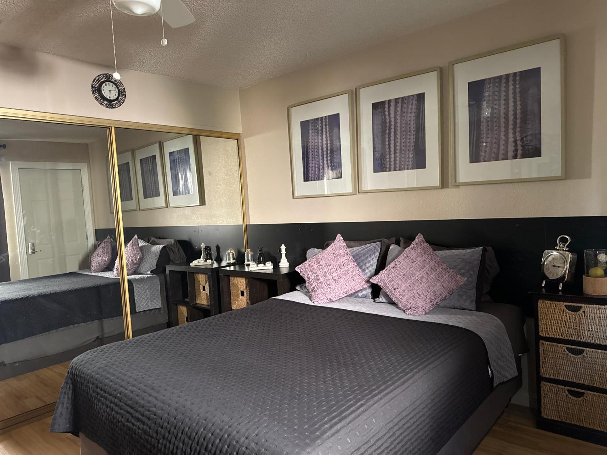 Le Noir, A Private Bedroom With A Private Entrance - Shared Bathroom Las Vegas