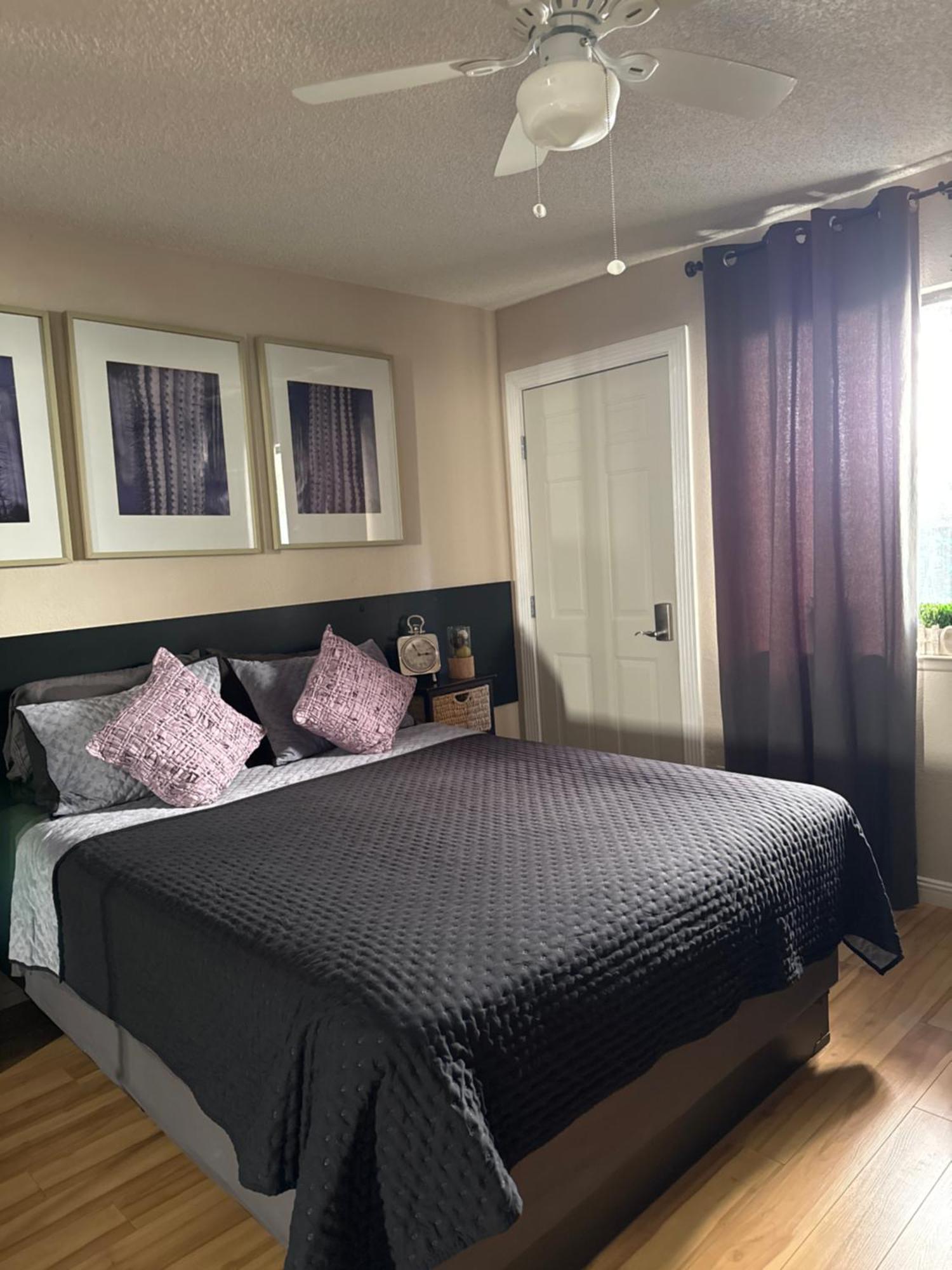Le Noir, A Private Bedroom With A Private Entrance - Shared Bathroom *
