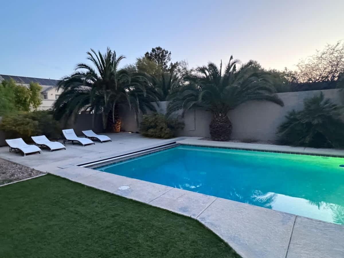 Spacious Luxury Desert Retreat With Heated Pool Putt Putt And A Playground For Family *