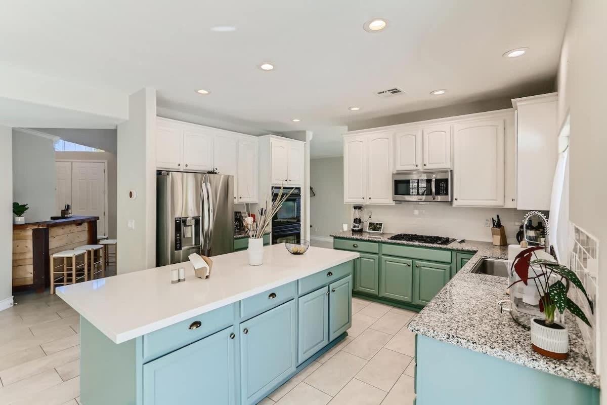 Spacious Luxury Desert Retreat With Heated Pool Putt Putt And A Playground For Family *