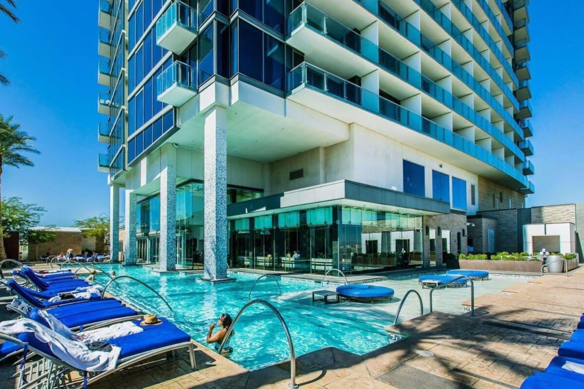 Charming High Floor Strip Views Palms 30306 *