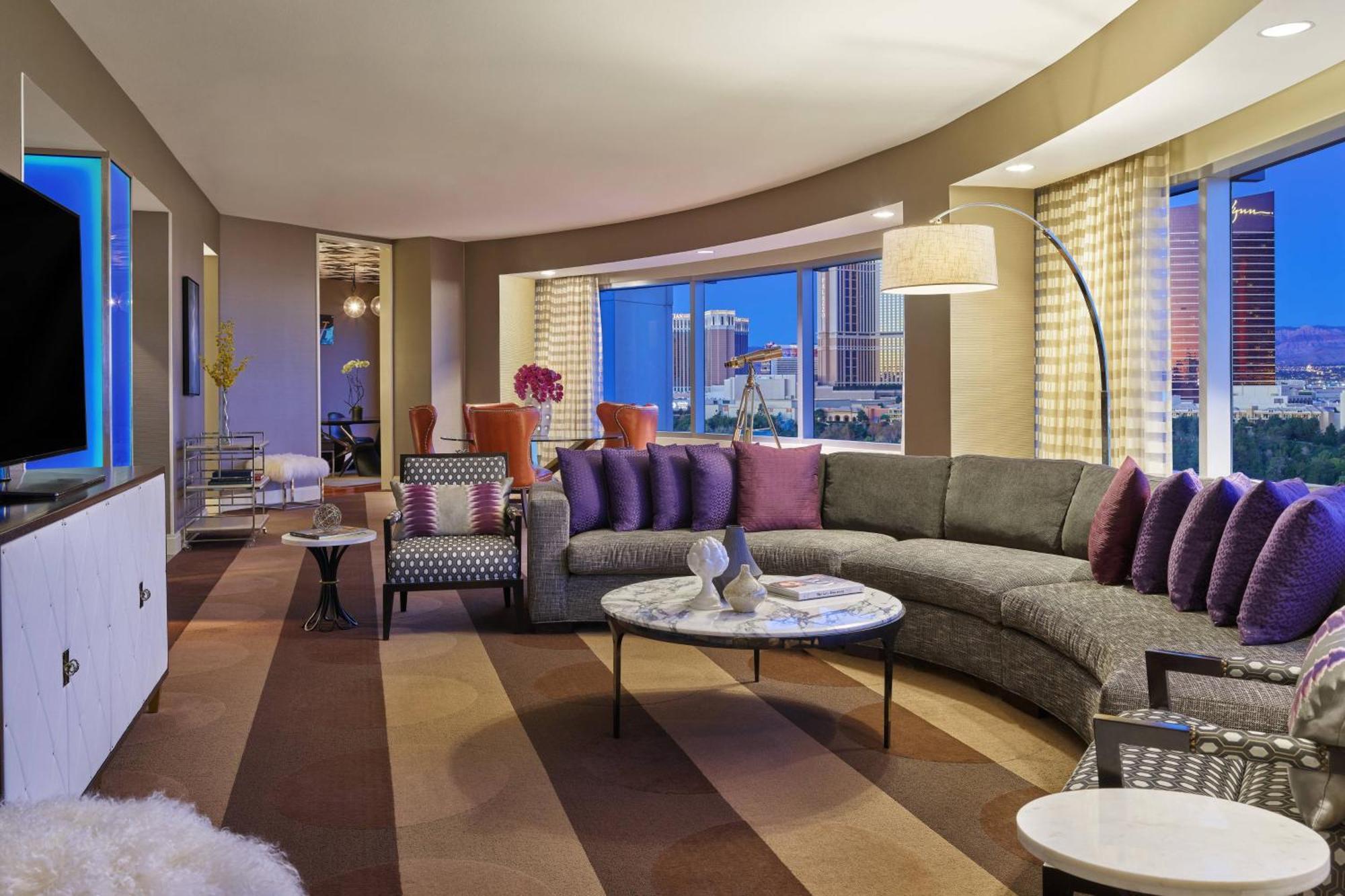 Renaissance Hotel 4*
