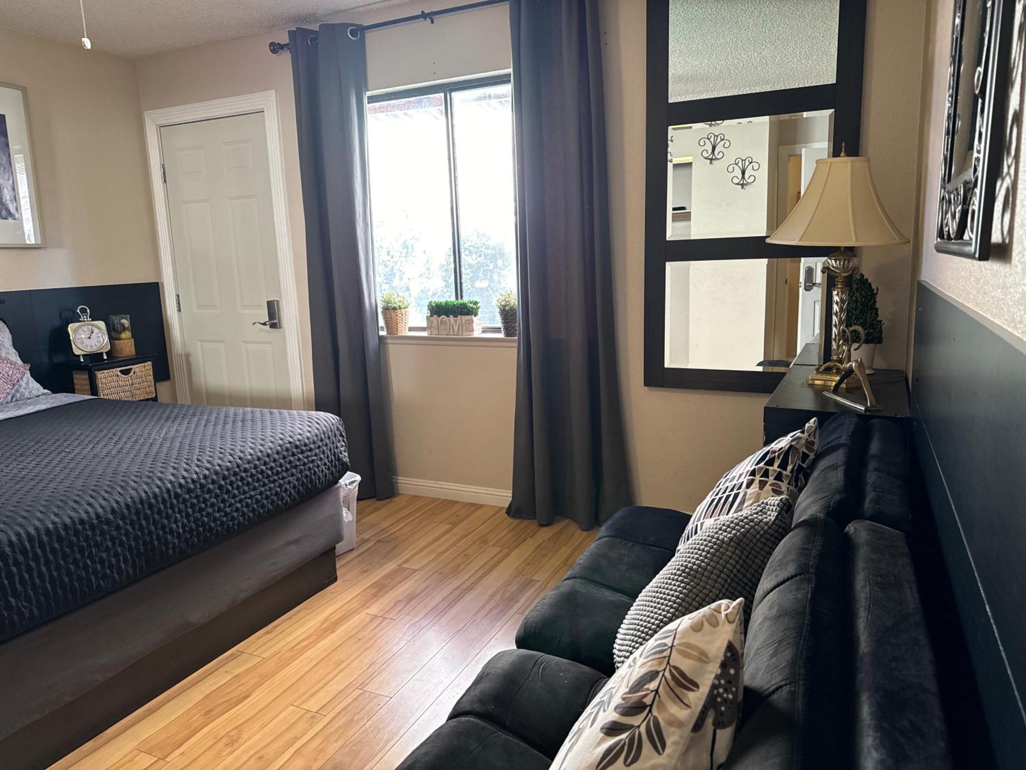 Le Noir, A Private Bedroom With A Private Entrance - Shared Bathroom * Las Vegas