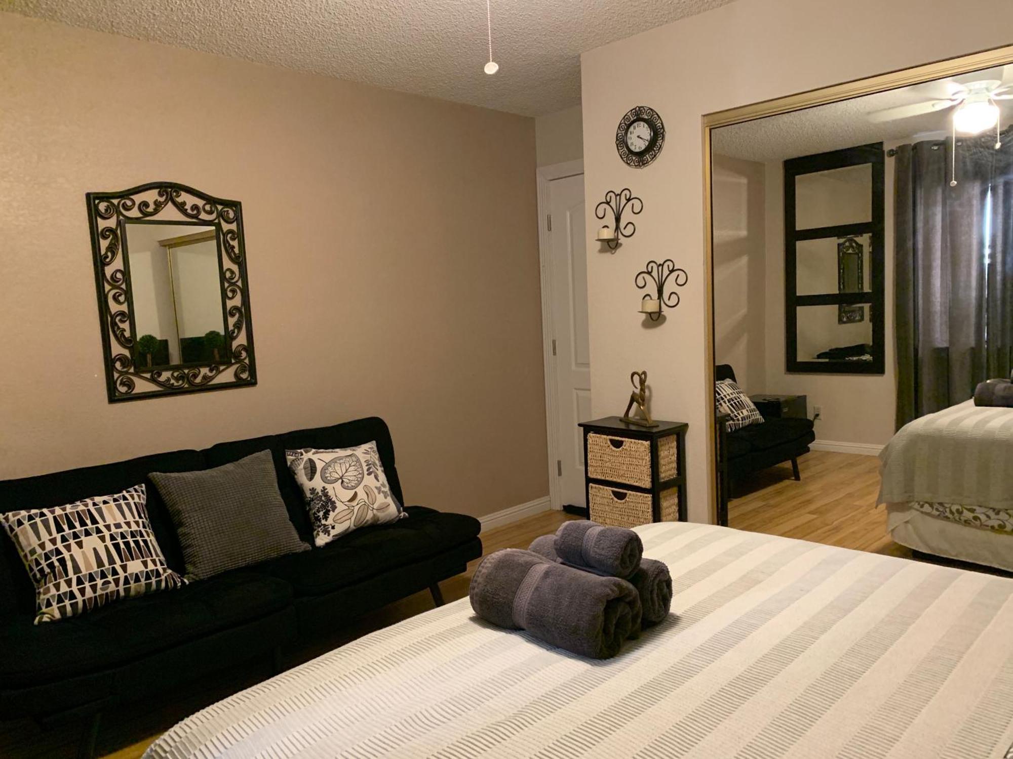 Le Noir, A Private Bedroom With A Private Entrance - Shared Bathroom *