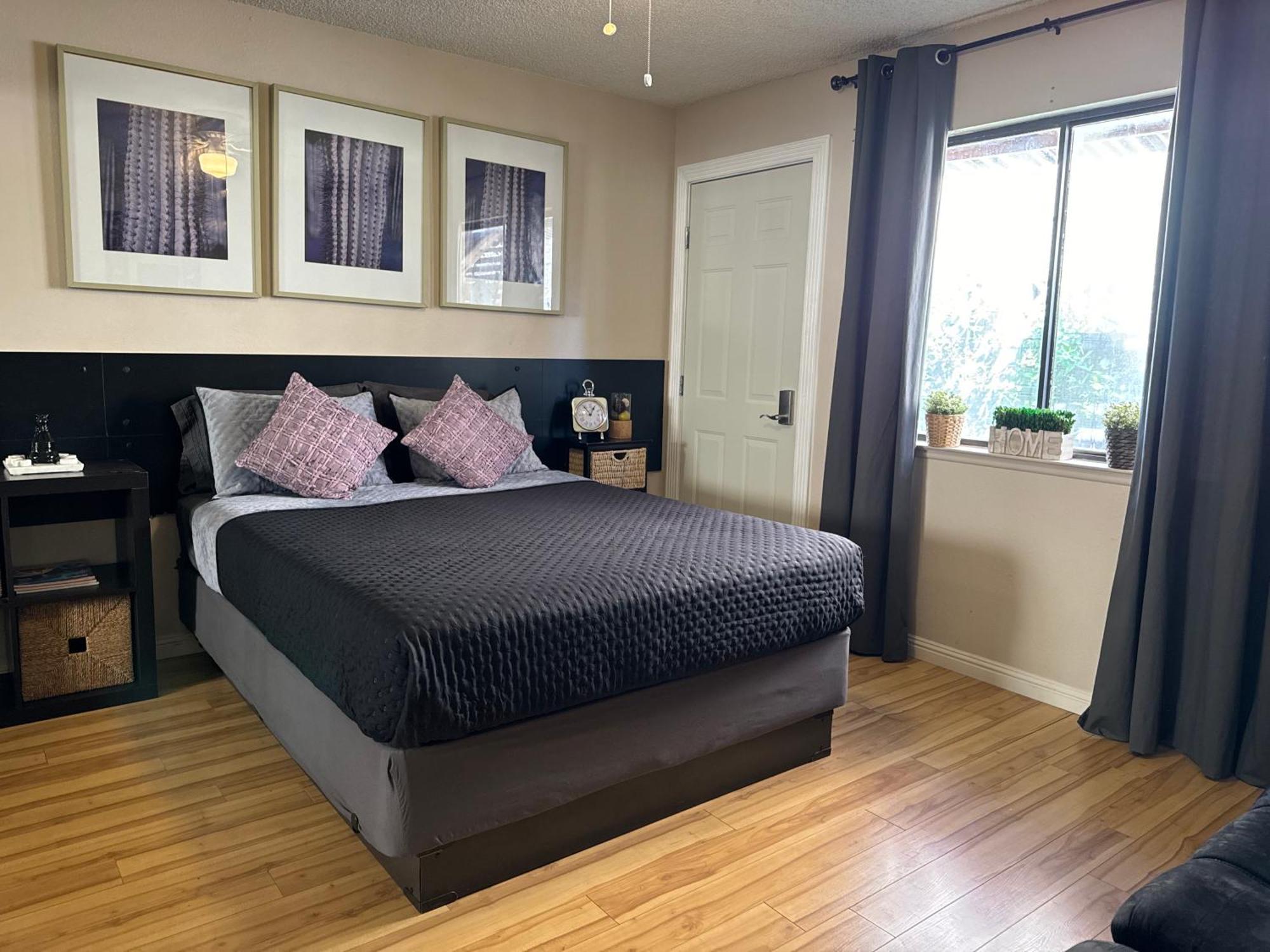 Le Noir, A Private Bedroom With A Private Entrance - Shared Bathroom Las Vegas