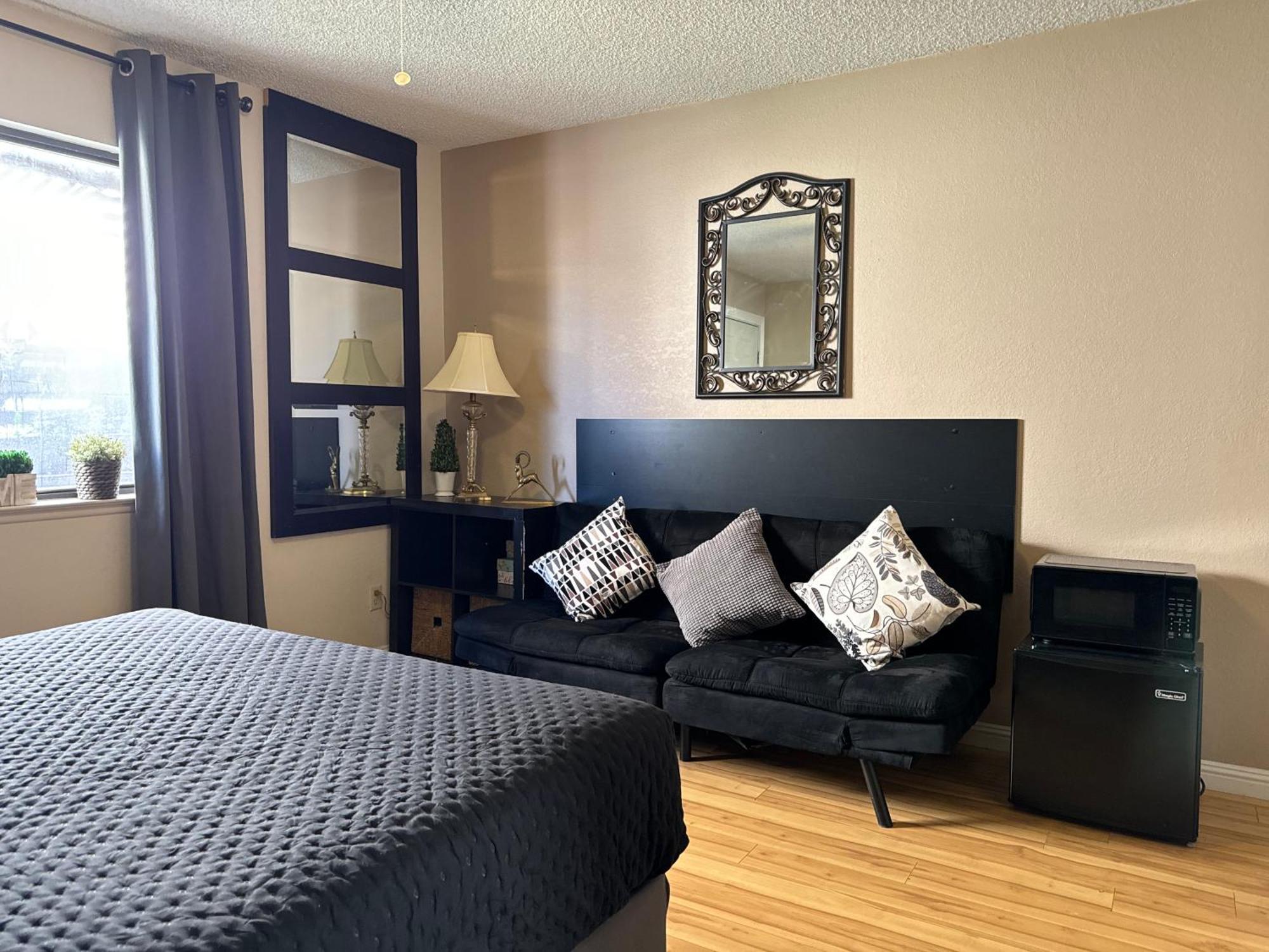 Homestay Le Noir, A Private Bedroom With A Private Entrance - Shared Bathroom Las Vegas