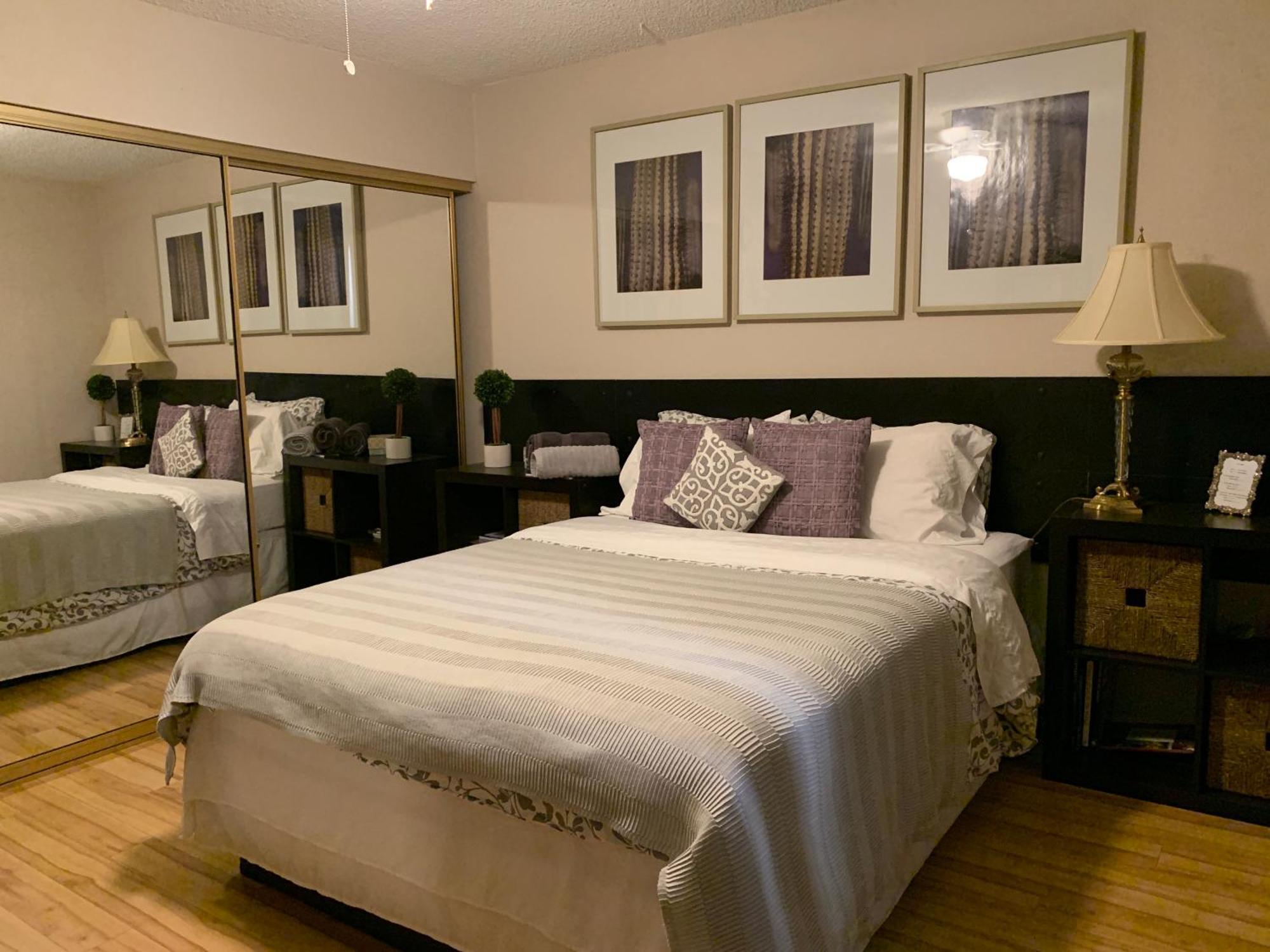 Le Noir, A Private Bedroom With A Private Entrance - Shared Bathroom * Las Vegas