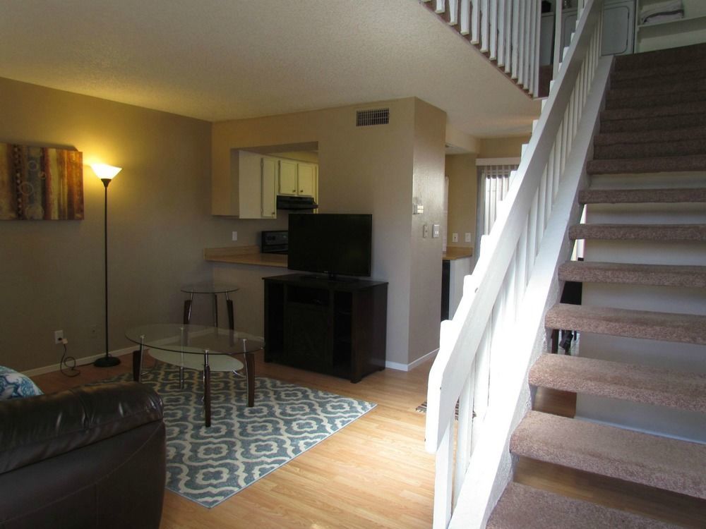 Townhouse 8 Minutes To Strip