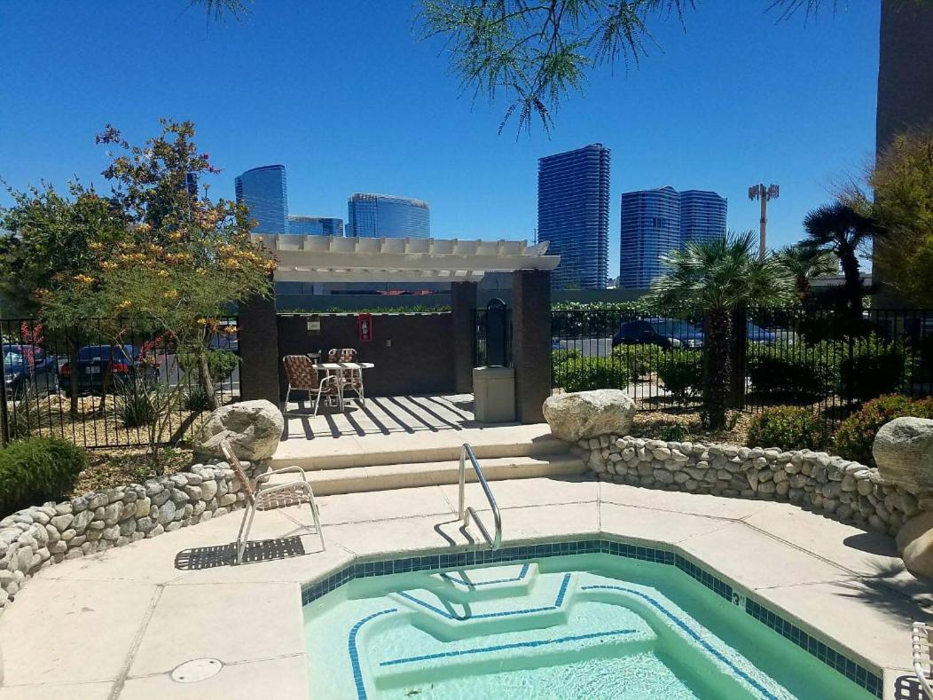 Lovely Condo! Walking Distance To The Strip With Pool And Las Vegas