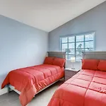 Luxurious House With A Pool, Spa, And Patio, Sleeps 6 Comfortably