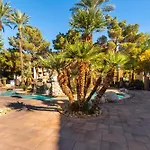 Rio-Adjacent 2Br Pool, Gym, Free Parking
