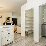 Modern 3Br Home W Pool, Hot Tub, Sleeps 6
