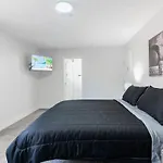 5Mins To Fremont 10Mins To Strip! Sleeps 8!