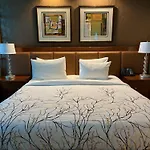 Luxury Suites International At The Signature