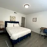 Modern 3 Bedroom Near Strip