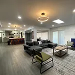 Modern 3 Bedroom Near Strip