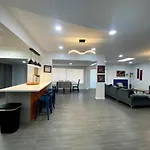 Modern 3 Bedroom Near Strip
