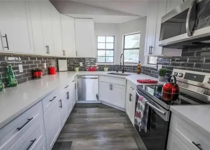 Beautiful Home W/ Red Door, Close To Strip/Stadium