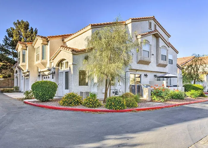 Contemporary Vegas Townhome With Community Pool