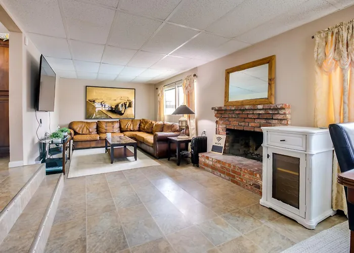 Pet-Friendly Las Vegas Home Shared Pool And Hot Tub