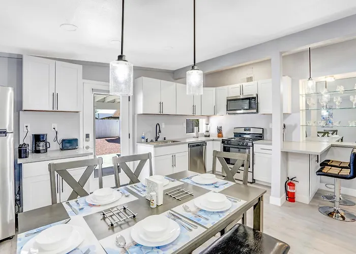 Fully Remodeled, Landscaped, King Beds, Desk Space