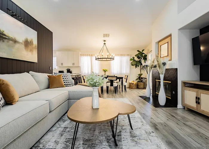 Modern 3Br Home W Pool, Hot Tub, Sleeps 6