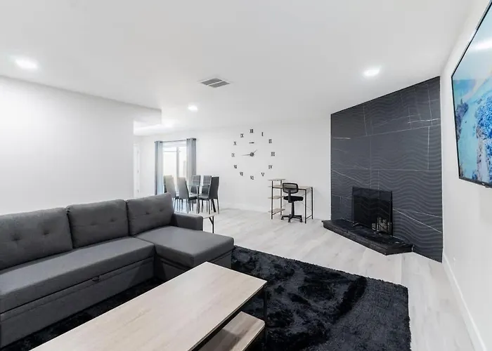 5Mins To Fremont 10Mins To Strip! Sleeps 8!