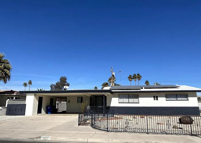 Modern 3 Bedroom Near Strip