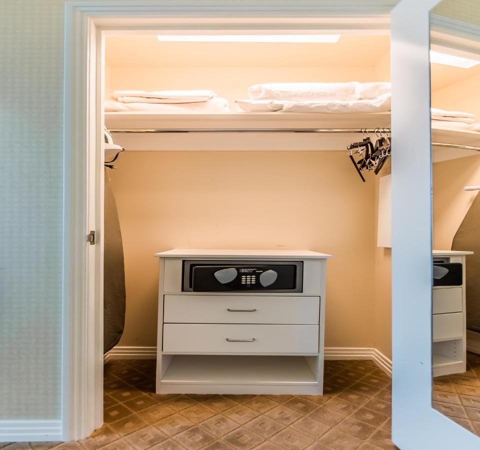 1br Penthouse-stripview-free Parkin-no Fees Apartment