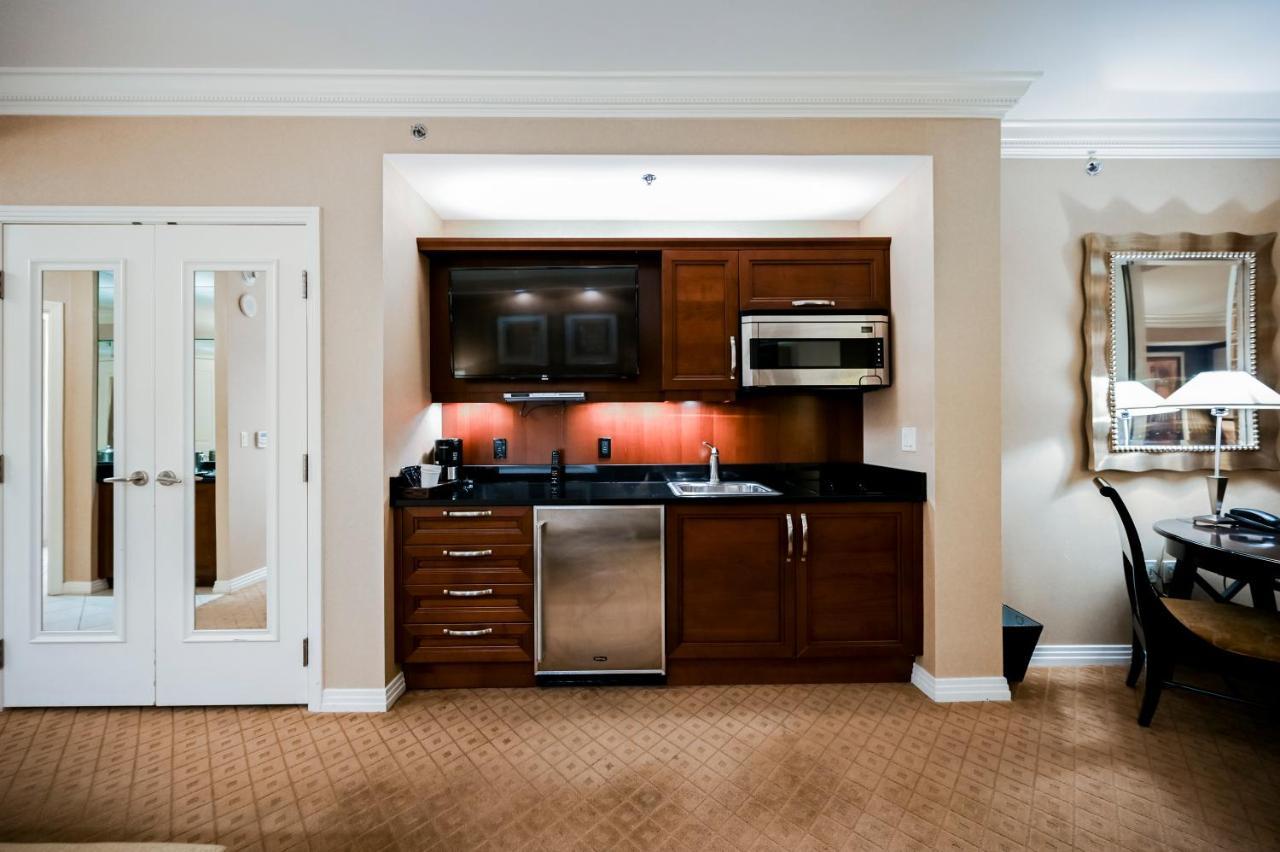 Two-bedroom Conjoined Studio W/balcony & Strip View At Signature Apartment *