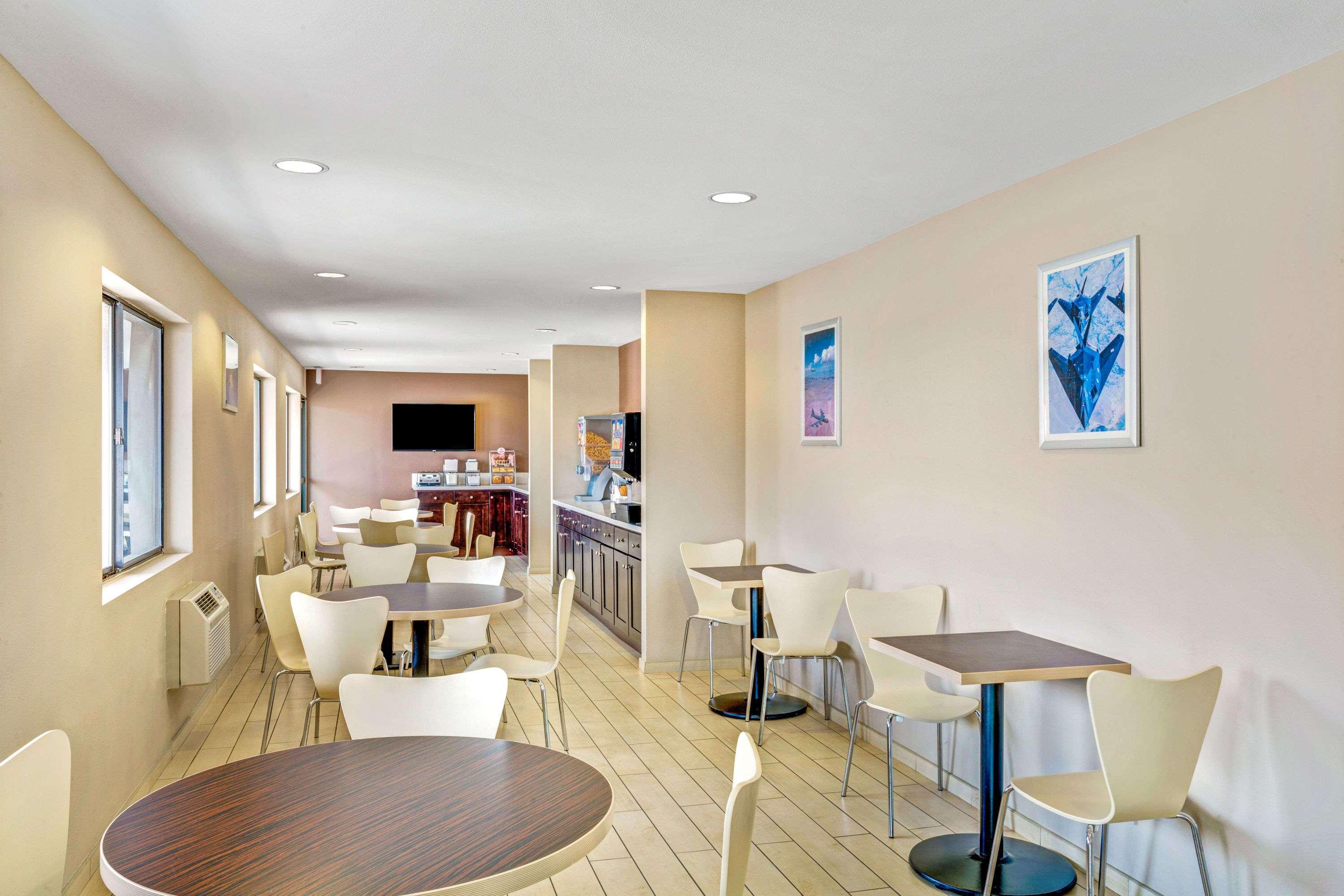 Super 8 By Wyndham Vegas Nellis Afb Area 2* Las Vegas