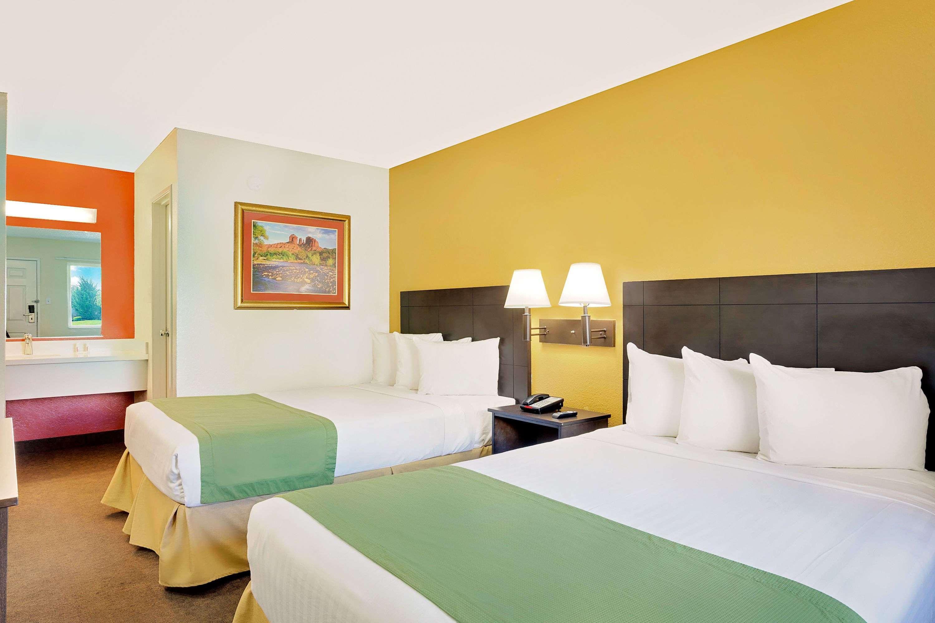 Howard Johnson By Wyndham Vegas Near The Strip 2*