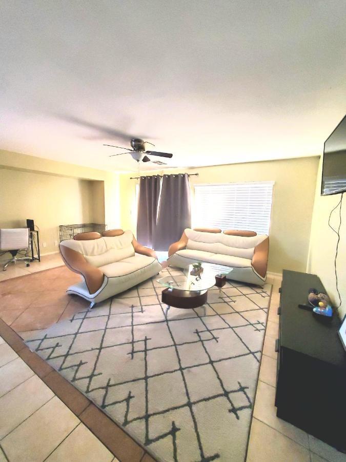 Sleeps 16, Jacuzzi, Entire Hébergement de vacances
