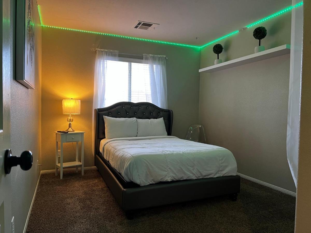 Spacious, Chic 3bd, Sleeps 8 Convenient To Everything * Las Vegas
