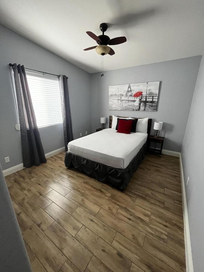 Vintage Whit 3 Bedroom And Billard Table Hébergement de vacances Las Vegas