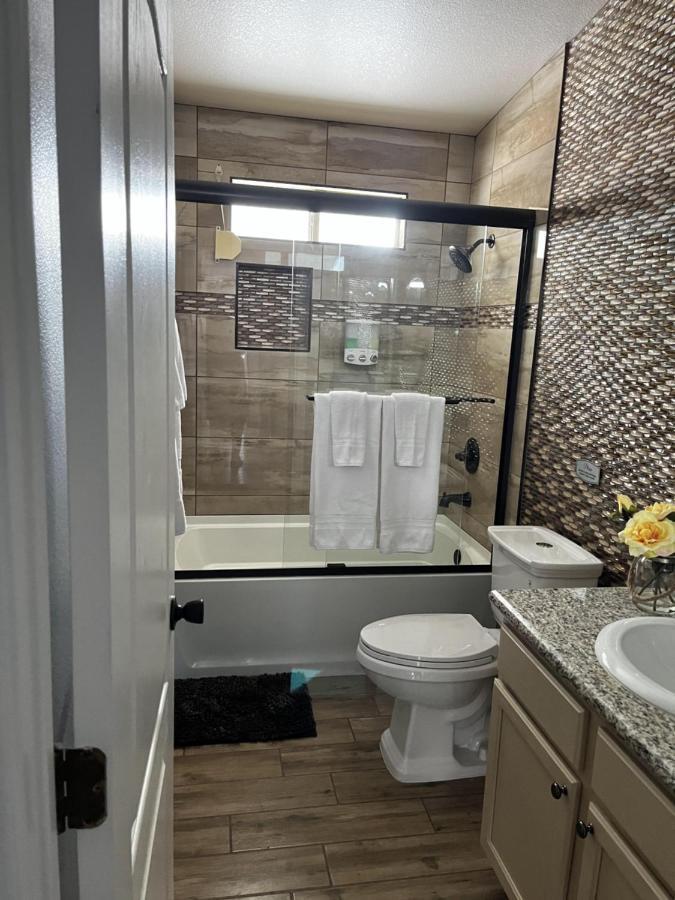 Vintage Whit 3 Bedroom And Billard Table Hébergement de vacances Las Vegas