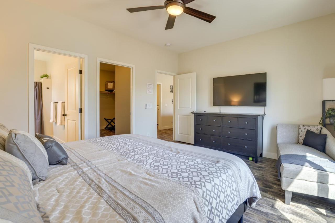 Updated Vegas House Patio And Solar Heated Pool Las Vegas