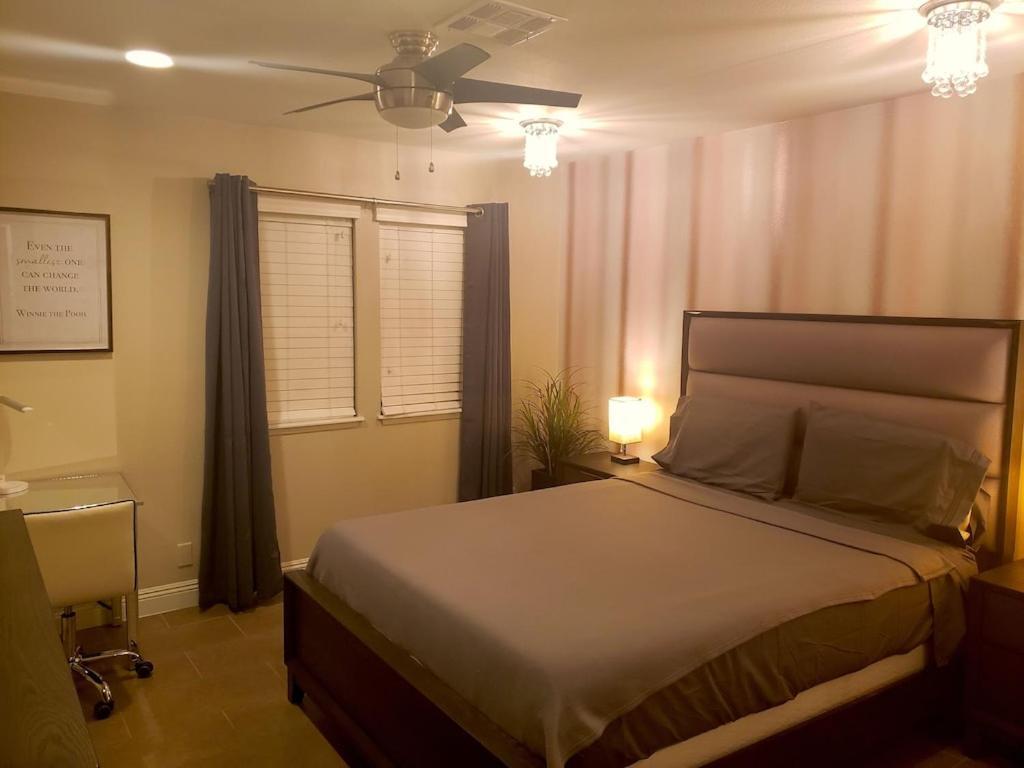 Luxury Villa, With Bonus Pool House, Private Pool, Hot Tub, Rock Water Fall And Slide, Putting Green, Basketball, Shuffle Board, Play Gym, Privately Gated On Circular Driveway. Villa